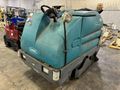 TENNANT FLOOR SCRUBBER 7300