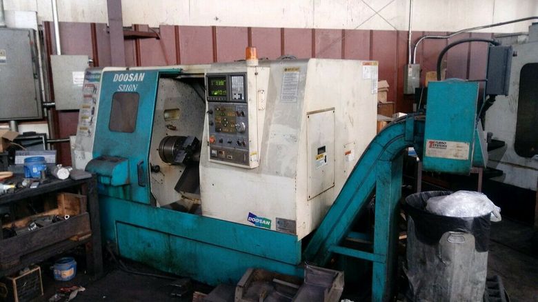 2005 DOOSAN S310N CNC LATHE FANUC OT 3JAW 10" CHUCK 2JAW 10" CHUCK PARTS CATCHER 4500 RPM 20 HP 12 STATION TURRET Conveyor