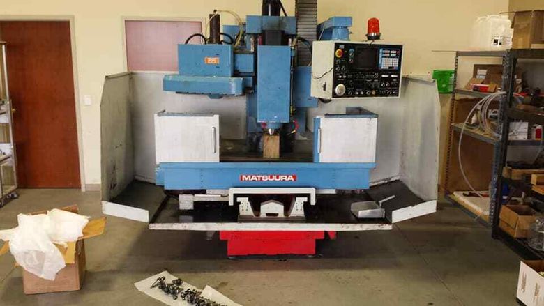 Only 500 cutting hours, 20 Position tool changer. Windows 7 based computer for downloading programs from USB, Ethernet, Fusion 360,ect to Yasnak controller. Coolant pump, comes with over 50 BT35 tool holders.(not all pictured) Used daily and under p