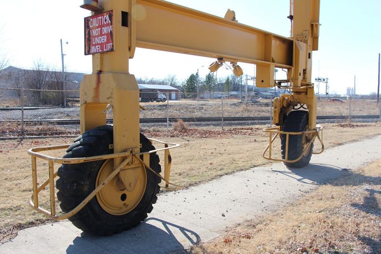 40 TON X 40' DROTT / MI-JACK POWERED MOBILE GANTRY CRANE: STOCK 64425