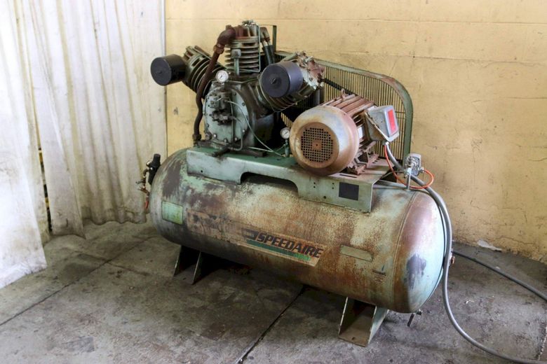 15 HP SPEEDAIRE AIR COMPRESSOR: STOCK # 68435