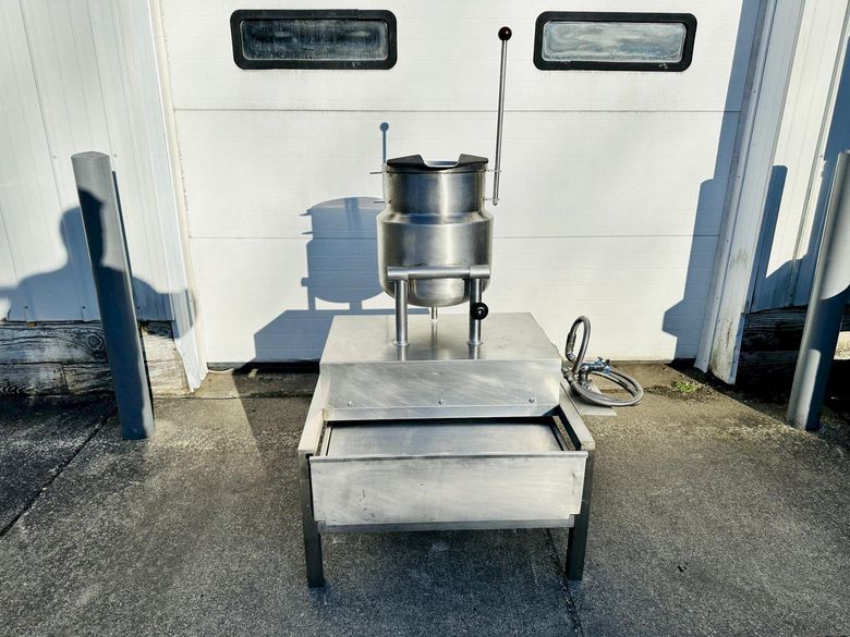 Vulcan K6DTT 6-Gallon / 24-Quarts  2/3 Jacketed Direct Steam Tilting Kettle On Floor Stand