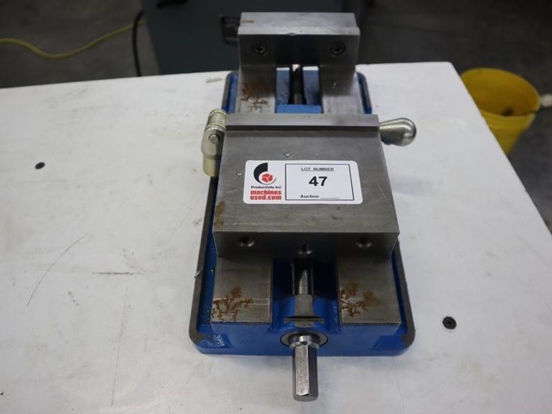 Kurt D688 6" Machine Vise, Steel Jaws, Handle- Auction Item