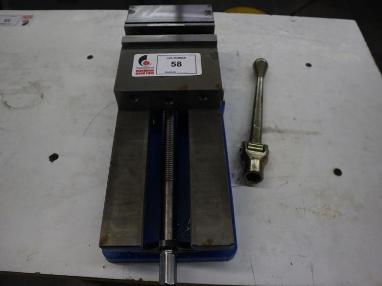 Kurt DX6 6" Machine Vise with Steel Jaws, Handle- Auction Item