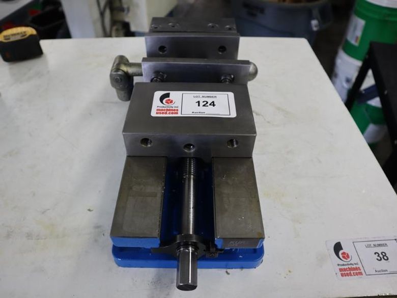 Kurt DX6 6" Machine Vise with Hard Jaws and Handle- Auction Item