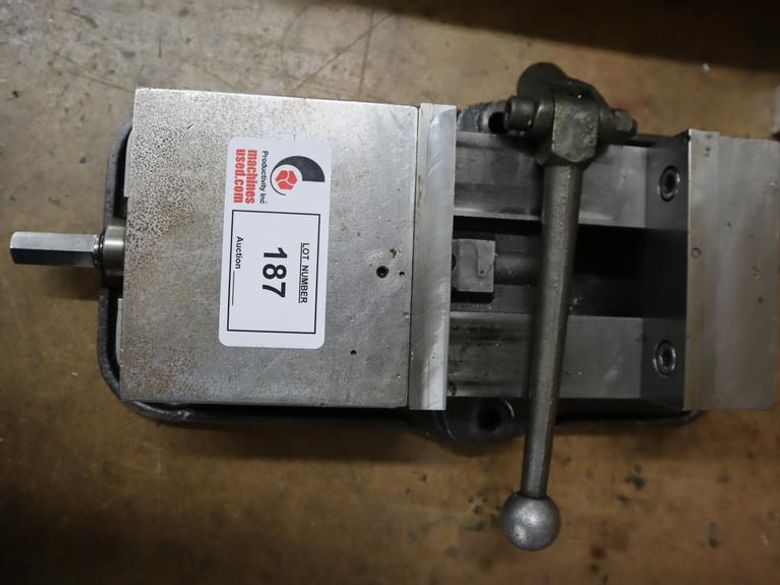 Kurt D-60 6" Machine Vise with Steel Hard Jaws and Handle- Auction Item