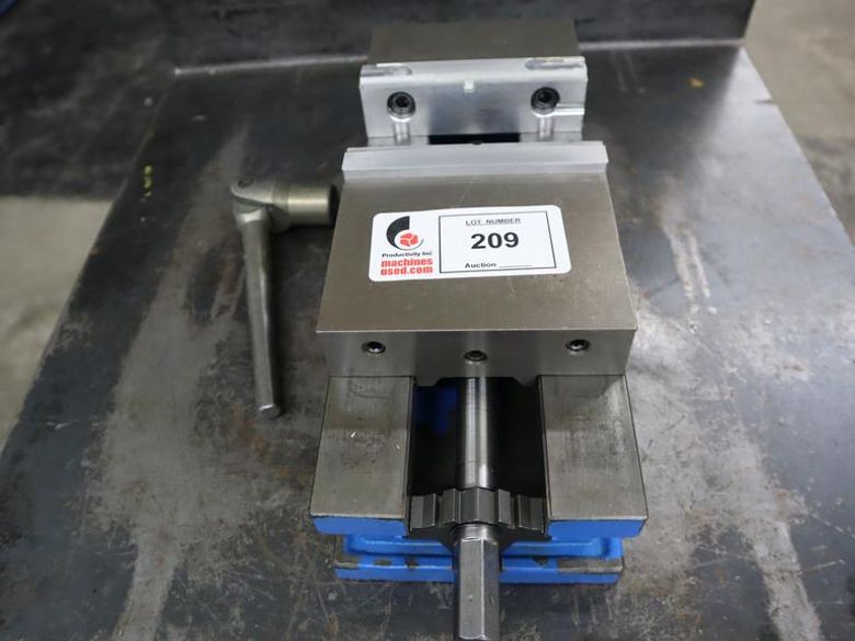 Kurt 3600V 6" Machine Vise, Side or Flat Mounting, with Aluminum Jaws and Handle- Auction Item