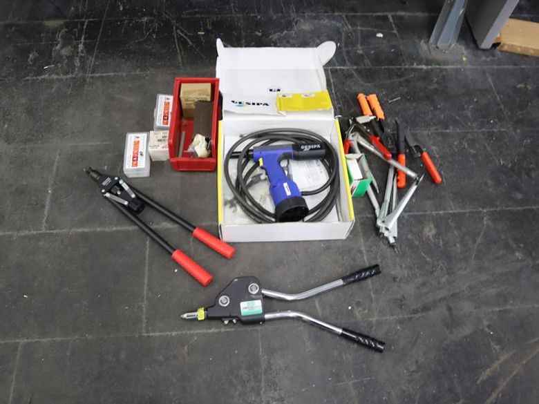 Gesipa Taurus 1 Pneumatic Speed Rivet Gun with Manual Riveters and Rivets- Auction Item