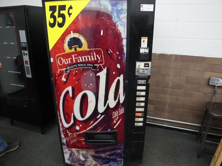 Dixie Narco E Model Generic 9 Selection Soda Vending Machine with Key- Auction Item