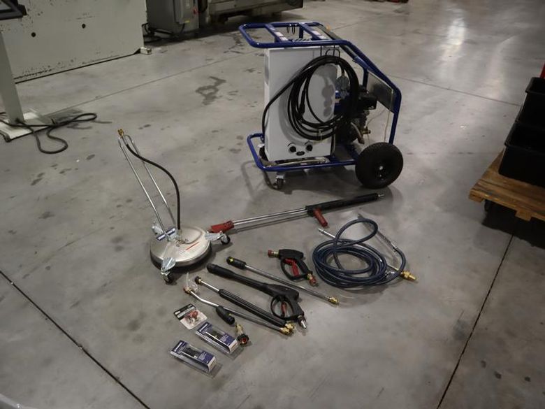 Northern Tool 44" Wide Cushion Creeper with 6 Swivel Wheels and Adjustable Head Rest- Auction Item