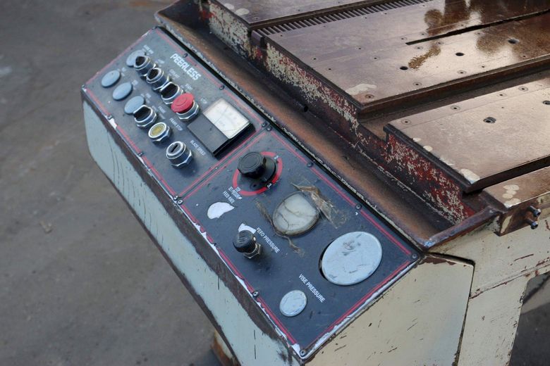 18" X 20" PEERLESS  MODEL #VB1820XL TILT FRAME VERTICAL BANDSAW: STOCK #70566