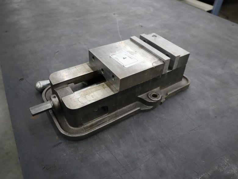 Kurt D-60 6" Machine Vise Steel Jaws, Handle- Auction Item