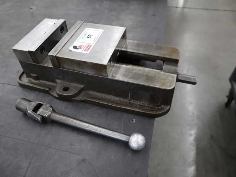 Kurt D-675 6" Machine Vise Steel Jaws, Handle- Auction Item