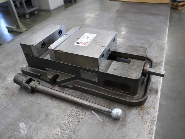 Kurt D-80 8" Machine Vise, Steel Jaws, Handle- Auction Item