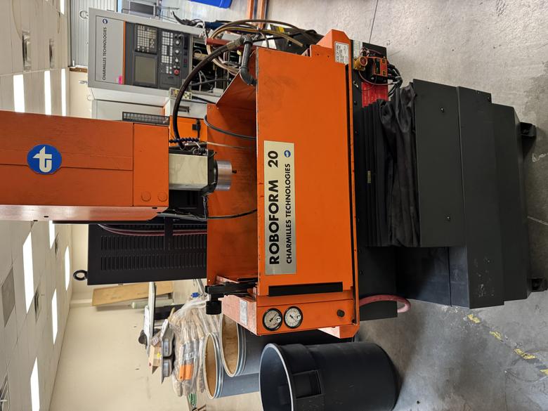 1995 CHARMILLES ROBOFORM 20 Sinker EDM,  Equipped with: Charmilles Control, 16 position ATC, System 3R Chuck, Tooling available for extra cost.