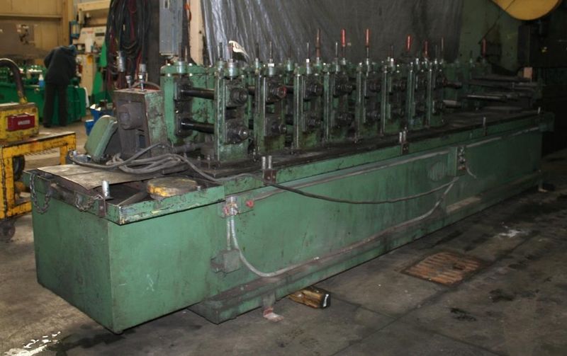 4 STAND ON 14 HEAD BASE YODER 2' MODEL #M2 ROLLFORMER: STOCK #62019