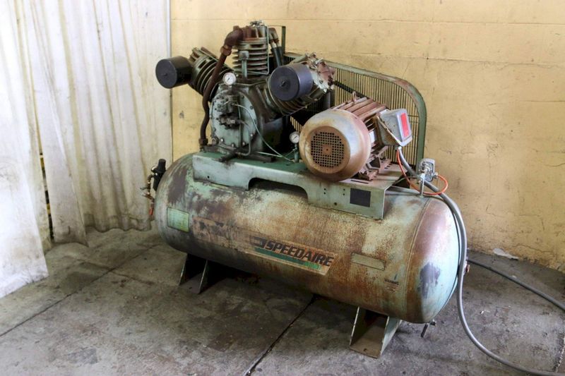 15 HP SPEEDAIRE AIR COMPRESSOR: STOCK # 68435
