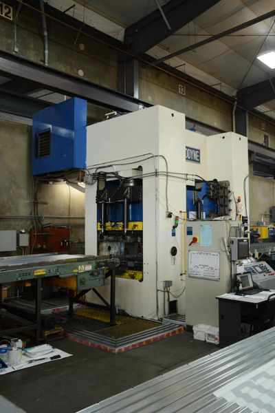 1500 TON MACRODYNE HYDRAULIC PUNCH PRESS, NEW 2004: STOCK #10046