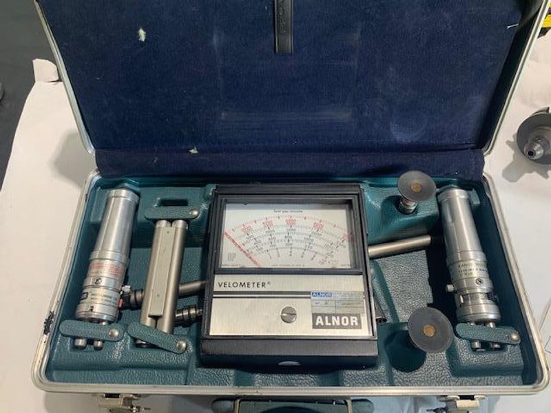 ALNOR 6000AP VELOMETER W/ ATTACHMENTS AND CASE: STOCK #15149