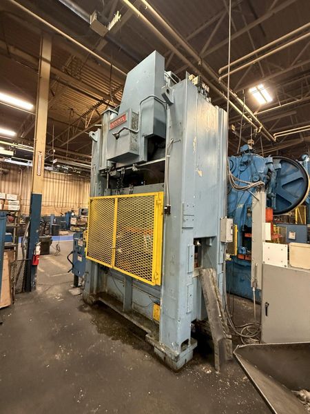 200-ton Niagara SE2-200-72-42 Straight Side Double Crank Press For Sale, Year 1990 with Updated