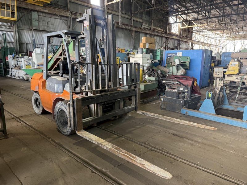 7300 LBS TOYOTA MODEL #7FGU35 DUAL FRONT TIRE GAS FORKLIFT: YOBRO #24550