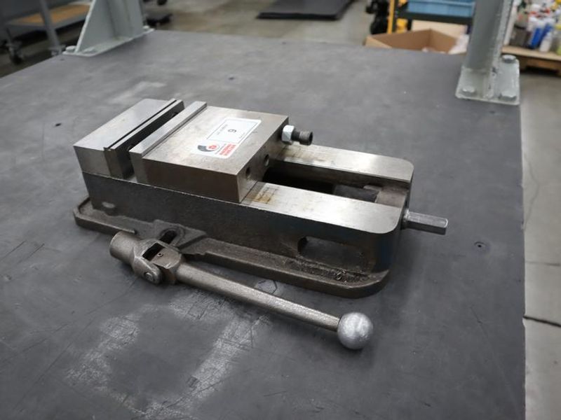 Kurt D-675 6" Machine Vise, Steel Jaws, Handle- Auction Item
