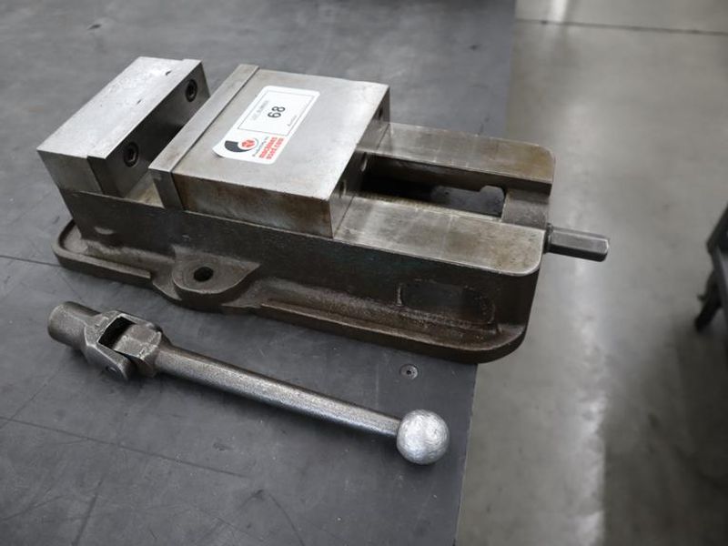 Kurt D-675 6" Machine Vise Steel Jaws, Handle- Auction Item