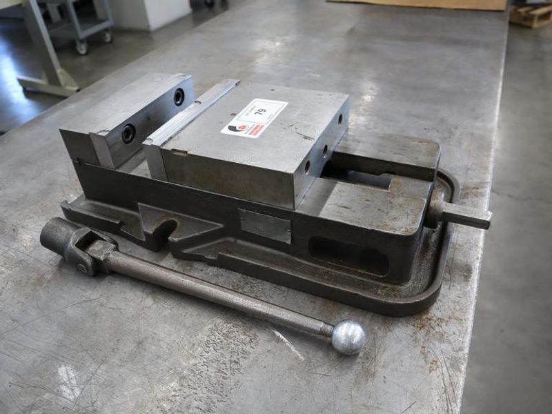 Kurt D-80 8" Machine Vise, Steel Jaws, Handle- Auction Item