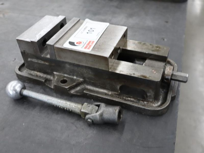 Kurt D-40 4" machine Vise, Steel Jaws, Handle- Auction Item