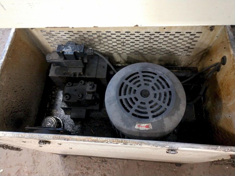 16" X 32" CHEVALIER MODEL #FSG1632AD HORIZONTAL 3 AXIS SURFACE GRINDER: STOCK 12711