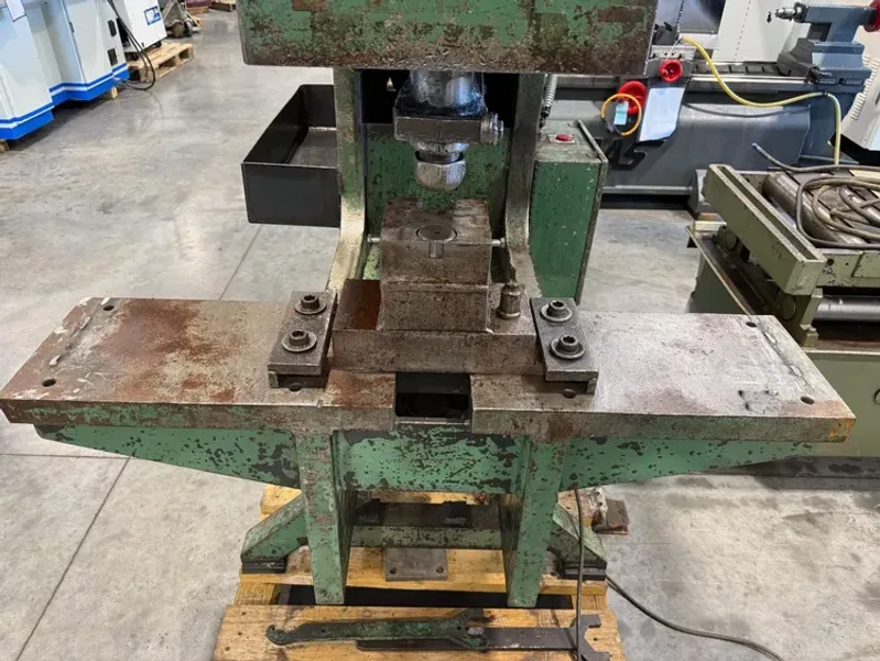 METAL MUNCHER MM61E18  49 Ton Ironworker USA #8135