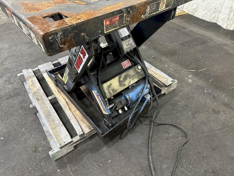 2500 LBS AUTOQUIP HYDRAULIC SCISSORS LIFT TABLE: STOCK #77709