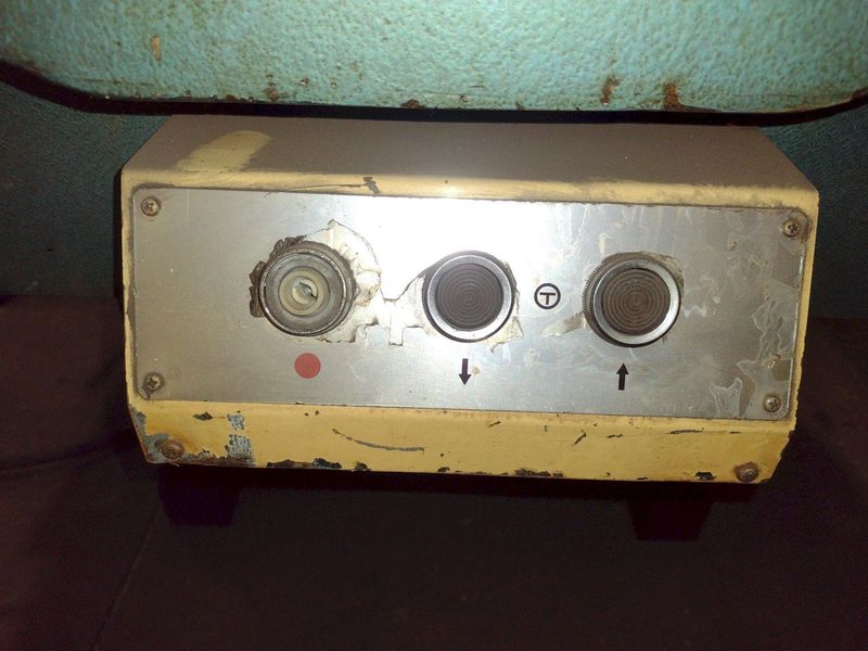 8" X 8" X 1/8" AMADA MODEL #CSW-220 DUAL HEAD CORNER NOTCHER & COPER: STOCK #10339