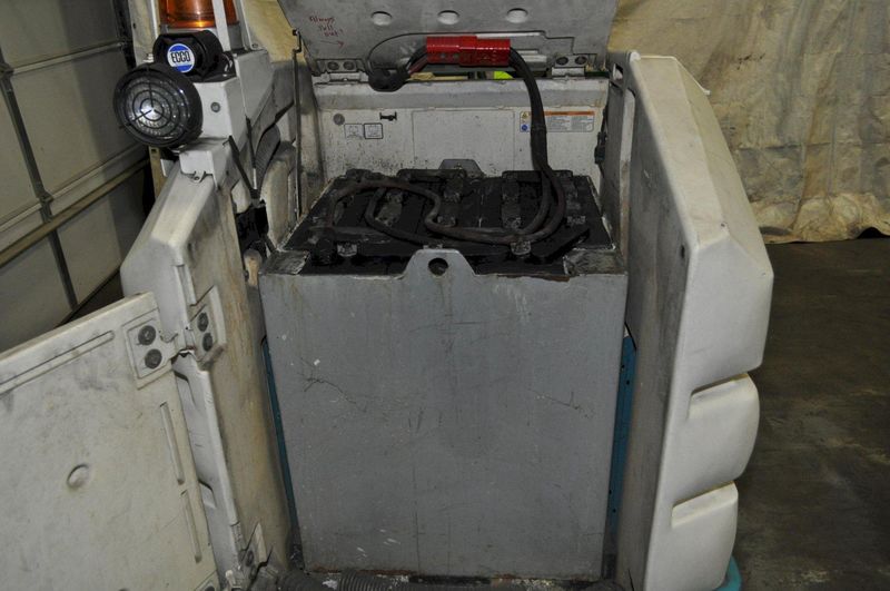 TENNANT 8300 SWEEPER SCRUBBER