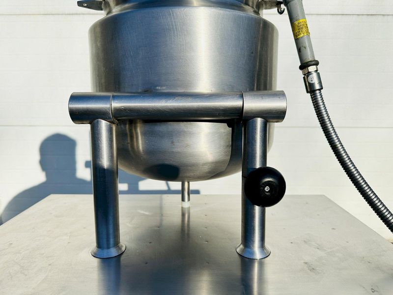 Vulcan K6DTT 6-Gallon / 24-Quarts  2/3 Jacketed Direct Steam Tilting Kettle On Floor Stand