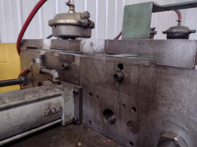24" TRIAD DESIGN & MFG FEEDER: STOCK #17013