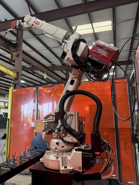 LINCOLN ELECTRIC ROBOT WELDING SYSTEM WITH ABB 6 AXIS ROBOT, 300 KG HEAD AND TAILSTOCK, LINCOLN