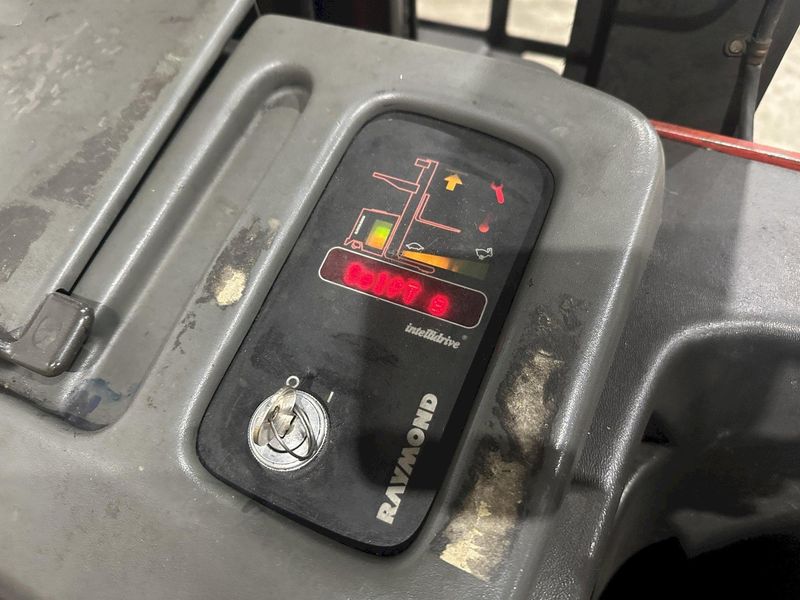 3,500 LB RAYMOND MODEL #EASI DEEP REACH ELECTRIC FORK LIFT TRUCK: STOCK 22098