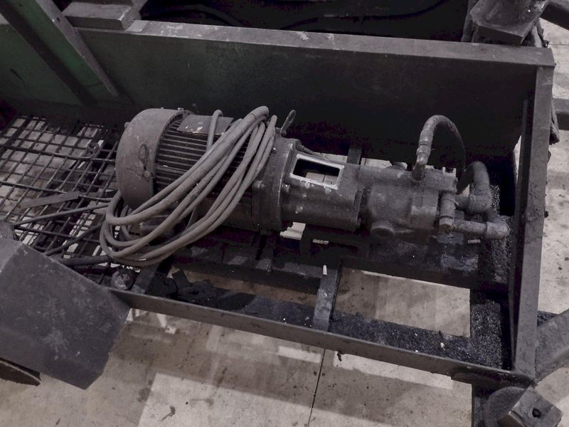 DRILCO PORTABLE HYDRAULIC PIPE STRAIGHTENER PRESS ON TRAILER: STOCK #21894