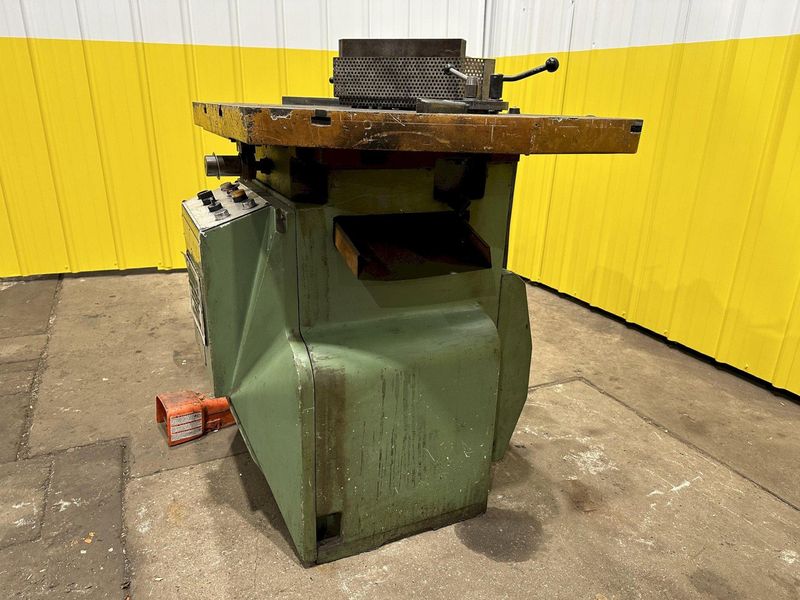 9" x 9" x 3/16" COMACA HYDRAUIC CORNER NOTCHER 6239: STOCK #19040