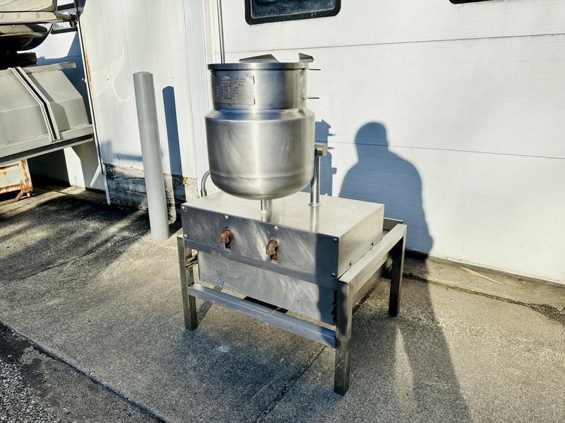 Vulcan K6DTT 6-Gallon / 24-Quarts  2/3 Jacketed Direct Steam Tilting Kettle On Floor Stand