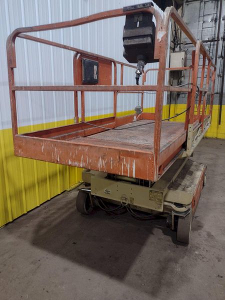 28' JLG MODEL #2658-E SCISSOR MAN LIFT 1,000 LB CAPACITY: STOCK #19394