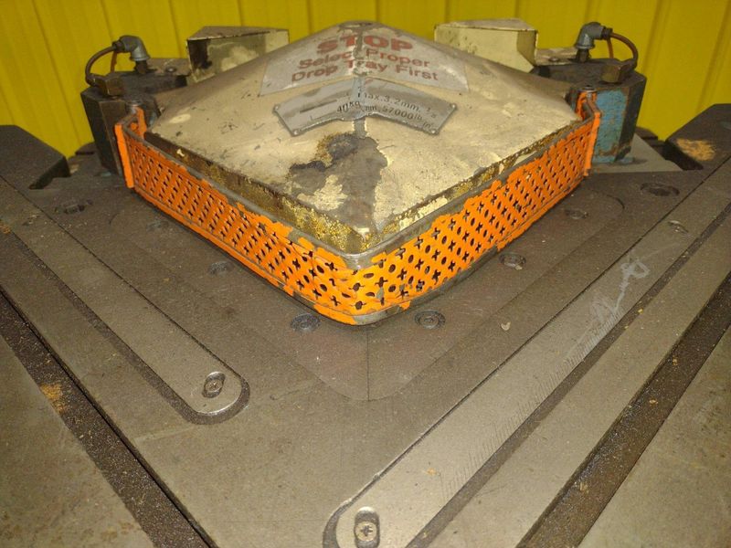 8" X 8" X 1/8" AMADA MODEL #CSW-220 DUAL HEAD CORNER NOTCHER & COPER: STOCK #10339