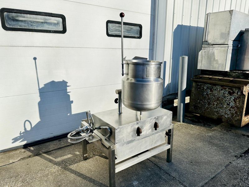 Vulcan K6DTT 6-Gallon / 24-Quarts  2/3 Jacketed Direct Steam Tilting Kettle On Floor Stand