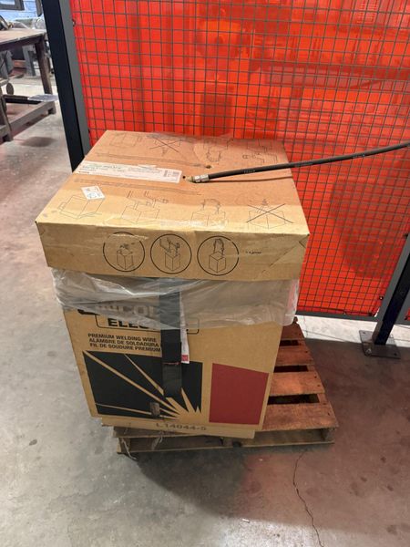 LINCOLN ELECTRIC ROBOT WELDING SYSTEM WITH ABB 6 AXIS ROBOT, 300 KG HEAD AND TAILSTOCK, LINCOLN