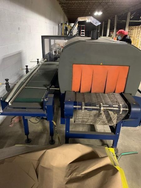 Lantech SW-1000 Intermittent Motion Belt Feed Side Seal Wrapper w/ Lantech ST-900 Heat Tunnel
