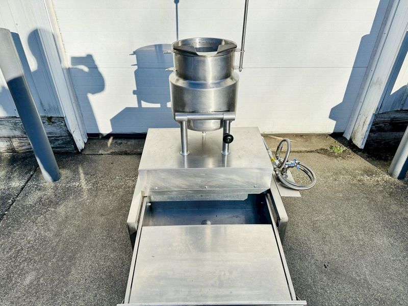 Vulcan K6DTT 6-Gallon / 24-Quarts  2/3 Jacketed Direct Steam Tilting Kettle On Floor Stand