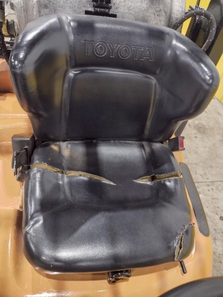 4,700 LBS TOYOTA MODEL #42-6FGCU25 LP GAS FORKLIFT: STOCK #23743