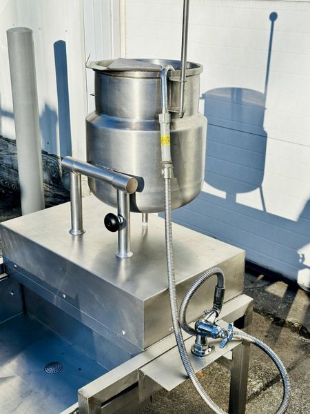 Vulcan K6DTT 6-Gallon / 24-Quarts  2/3 Jacketed Direct Steam Tilting Kettle On Floor Stand
