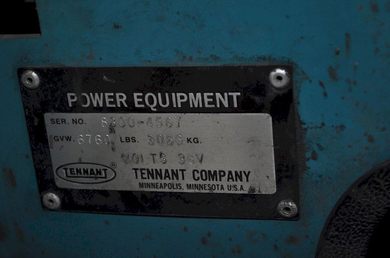 TENNANT 8300 SWEEPER SCRUBBER